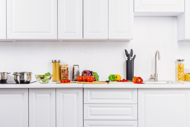 mutfak tezgahı ışık mutfakta olgun sebze - Fotoğraf, Görsel