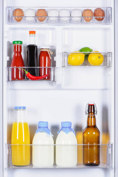 tojás, souses, tej és gyümölcslé-hűtőszekrény - Fotó, kép