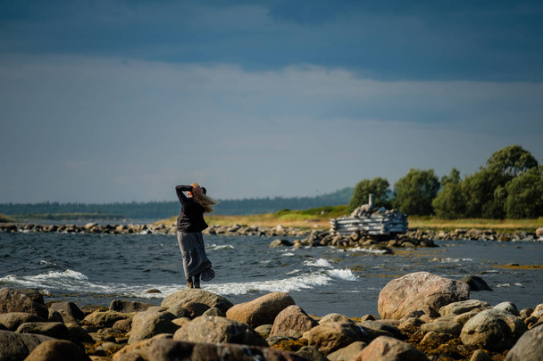 Tyttö seisoo mekko rannalla Vienanmeren
. - Valokuva, kuva