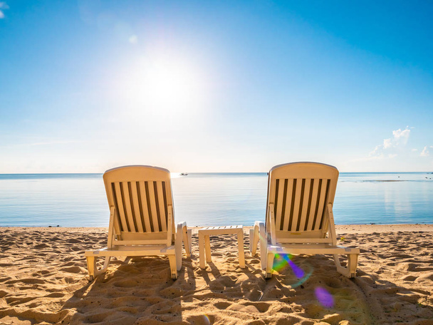 Пустой стул на тропическом пляже море и океан для путешествий и отдыха
 - Фото, изображение