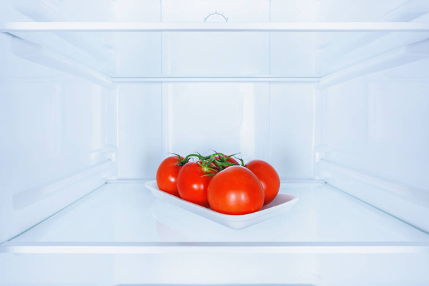 стиглі червоні смачні помідори в холодильнику
 - Фото, зображення