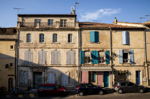 PROVENCE, FRANCE - JUNE 18, 2018: cars on street and beautiful old buildings in provence, france - Fotografie, Obrázek
