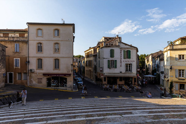 PROVENCE, FRANCE - JUNE 18, 2018: pedestrians and cars on streets and square with beautiful old architecture - Foto, immagini