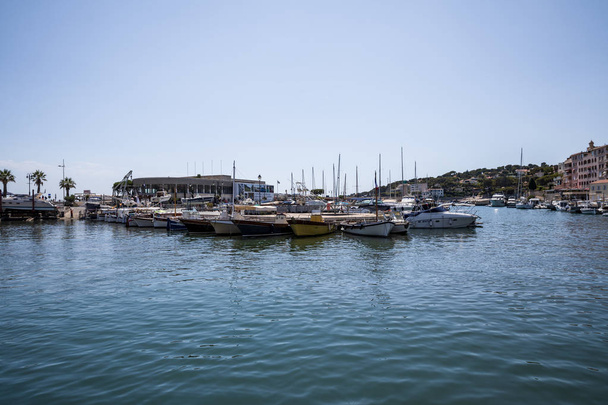 AVIGNON, FRANCE - JUNE 18, 2018: luxury yachts and boats in port at sunny day, Avignon, France - Fotografie, Obrázek