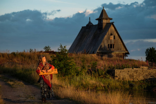 Rabocheostrovsk、カレリア共和国で、gusli を遊んでいる女の子の肖像画. - 写真・画像
