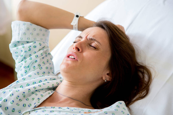 Pregnant woman in delivery room, having contractions - Foto, immagini