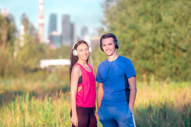 Ενεργό αθλητικό ζευγάρι τρέχει στο πάρκο. Υγεία και καταλληλότητα. - Φωτογραφία, εικόνα