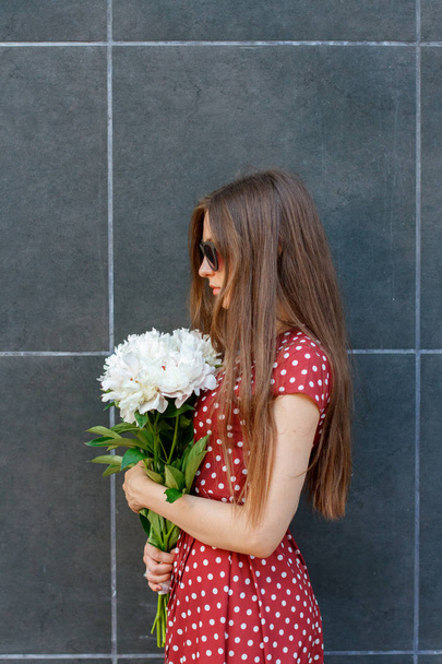 Bir buket çiçekli kız - Fotoğraf, Görsel