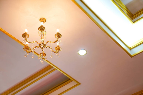 Simple y minimizar el color dorado de la araña en el techo
 - Foto, imagen