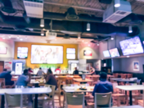 Винтажный тон размыл абстрактные рестораны спортивных баров в США. Разряженные люди смотрят спорт, пьют пиво и едят американскую кухню
 - Фото, изображение