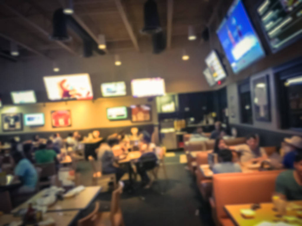 ビンテージ トーンは、米国で抽象的なスポーツ バー レストランをぼやけています。多重人スポーツを見て、ビールを飲むし、アメリカ料理を食べる - 写真・画像