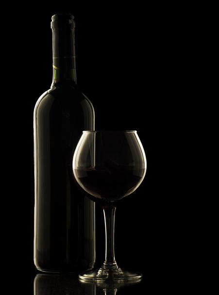 красное вино на черном фоне - Фото, изображение