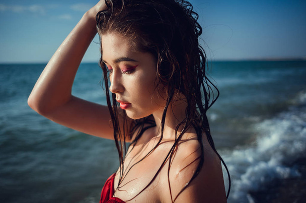 Lato Plaża Wakacje wakacje włos szczęśliwy radosny i roześmiana. Letnich podróży Ucieczka koncepcja z wielorasowe azjatycki chiński / kaukaski kobieta w bikini w słońcu - Zdjęcie, obraz