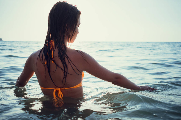 Летние пляжные каникулы женщины с радостью и смехом. Летние путешествия концепция отдыха с многорасовой азиатской китайско-кавказской женщиной в бикини на солнце
 - Фото, изображение
