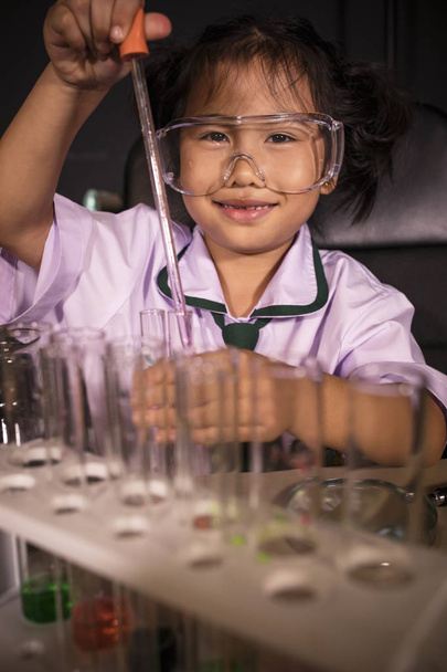 ασιατικών παιδιών στις επιστήμες εξέταση εργαστηρίου - Φωτογραφία, εικόνα