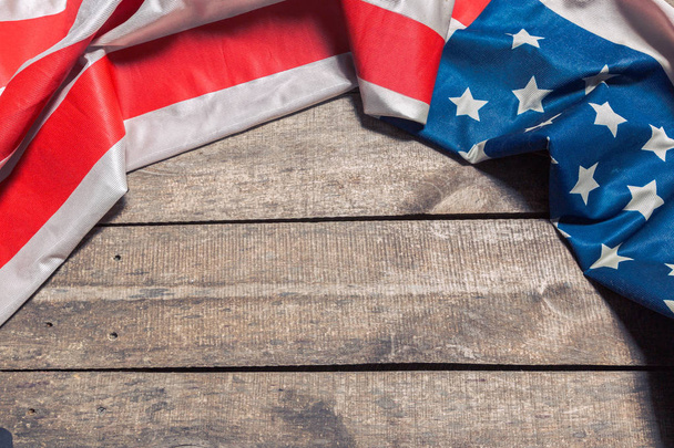 Це американський прапор лежачи на у віці, вивітрювання сільському дерев'яними тлі - Фото, зображення