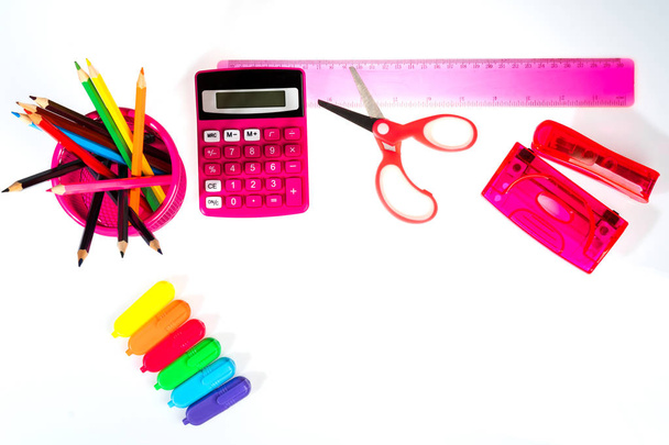 белый фон школы с линейкой калькулятора для карандашей и ручками для наконечников войлока
 - Фото, изображение