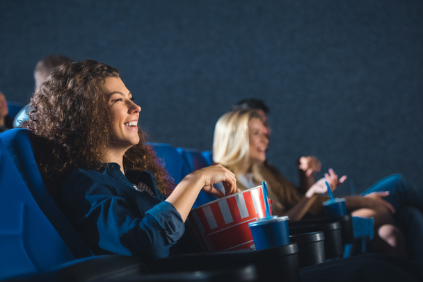 puolella näkymä iloinen nainen popcorn katsella elokuva elokuva
 - Valokuva, kuva
