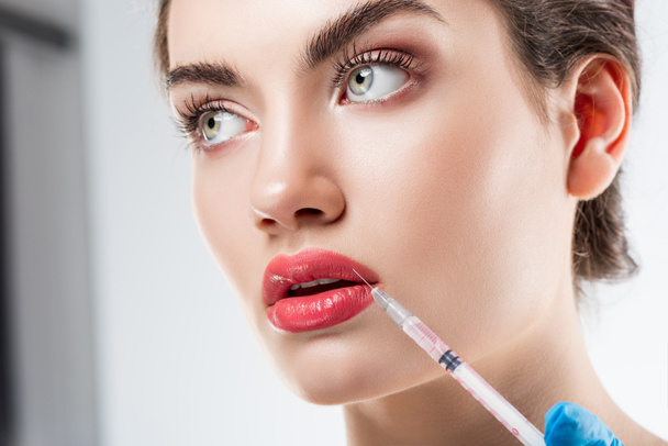 beautiful woman making beauty injection in lips - Foto, afbeelding