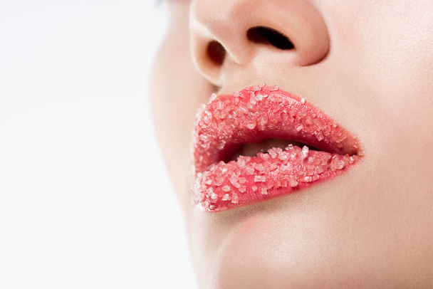 vista ritagliata della donna con zucchero sulle labbra rosa, isolata sul bianco
 - Foto, immagini