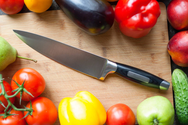 Still life of vegetables and kitchen-knife on cutting board - Foto, immagini