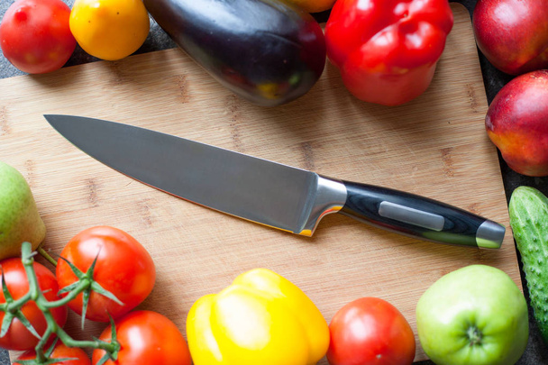 Still life of vegetables and kitchen-knife on cutting board - Foto, immagini