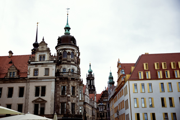 strada con vecchi edifici storici e moderni a Dresda, Germania
 - Foto, immagini