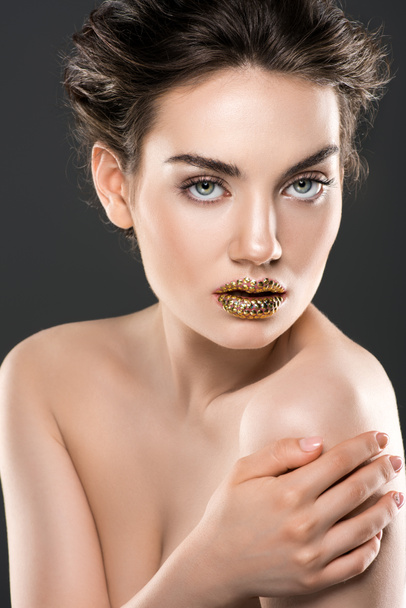 stylish nude woman with golden lips, isolated on grey - Fotoğraf, Görsel