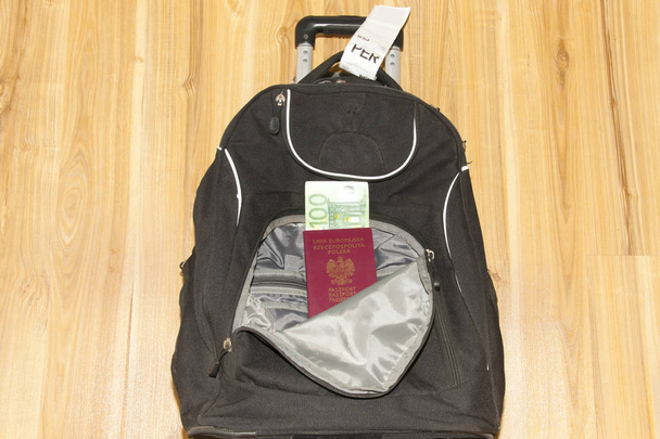 Польский паспорт ЕС в туристической сумке
 - Фото, изображение