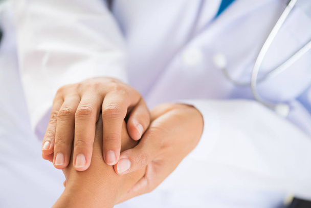 Doctor sosteniendo la mano del paciente. Concepto de medicina y salud. Médico y paciente
. - Foto, imagen