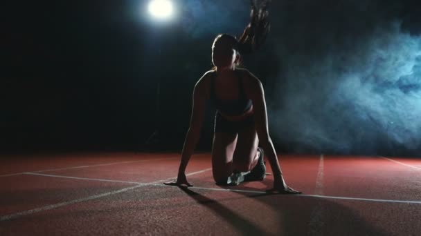 Спортсменка в черных шортах и футболка в кроссовках на беговой дорожке спортивного комплекса и бегают в замедленной съемке
 - Кадры, видео