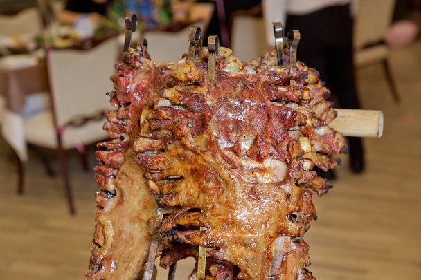 Nombreux Barbecues traditionnels turcs rôtissants.Viande rôtie sur un feu ouvert, cuite d'une manière spéciale.Barbecue est préparé de viande d'agneau ou de mouton et transformé par slasher
. - Photo, image