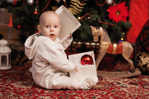 The baby is holding a box with a gift - Fotografie, Obrázek