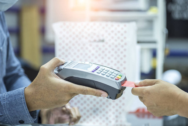 Customer paying credit card, Credit card reader machine - Φωτογραφία, εικόνα