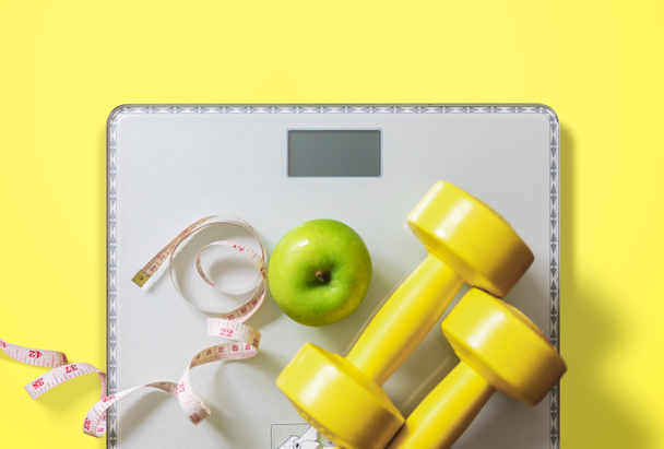 fruit, haltère et balance, concept de combustion des graisses et de perte de poids, régime alimentaire
 - Photo, image