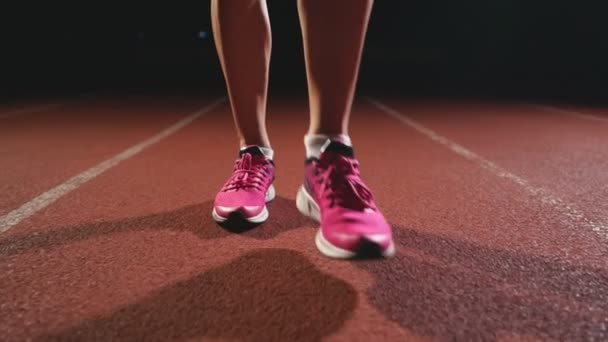 Nahaufnahme Beine in Turnschuhen Athleten laufen Pads auf der Strecke des Sportkomplexes und laufen in Zeitlupe - Filmmaterial, Video