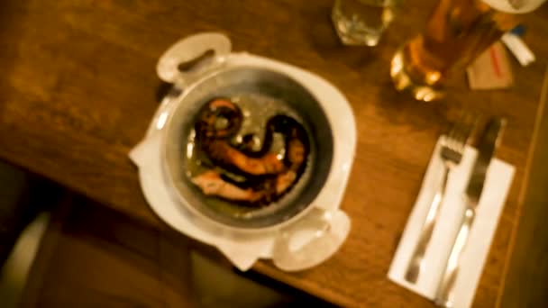 Увеличь изображение на тарелке для гурманов с жареным осьминогом
 - Кадры, видео
