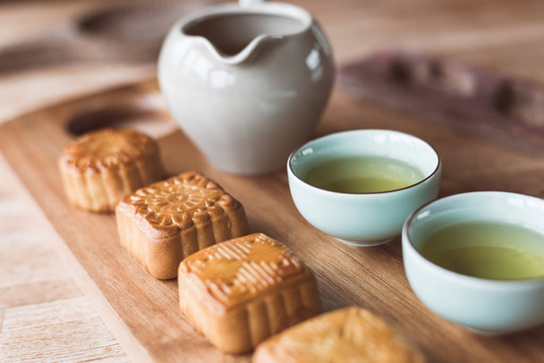Κινέζικα μέσα του φθινοπώρου φεστιβάλ τροφίμων mooncake με τσάι - Φωτογραφία, εικόνα