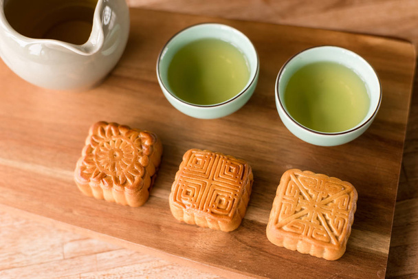 Chiński połowy jesieni żywności festiwal mooncake z herbaty - Zdjęcie, obraz