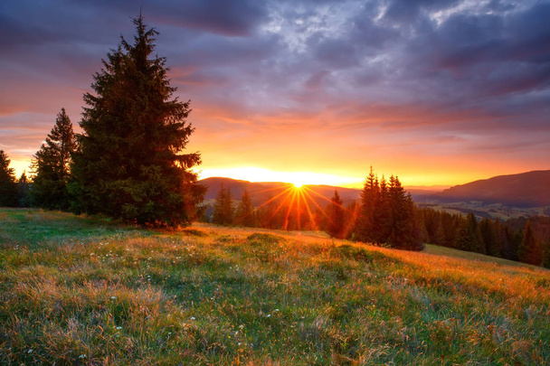 Paisagem de outono. Nascer do sol colorido nas montanhas. O sol iluminou o vale do outono. Cárpatos montanhas, Ucrânia
. - Foto, Imagem
