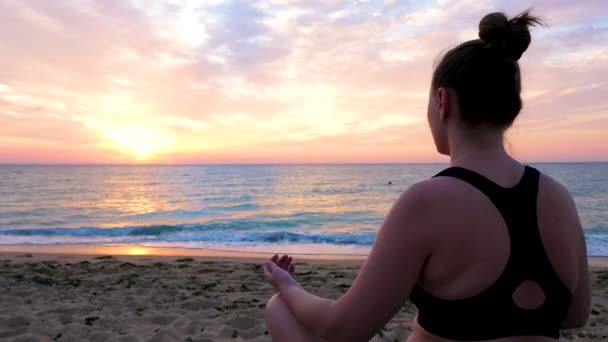 Žena na pláži cvičení jógy - Záběry, video
