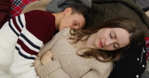 Facet i dziewczyna są śpiące na kocu w parku - Materiał filmowy, wideo