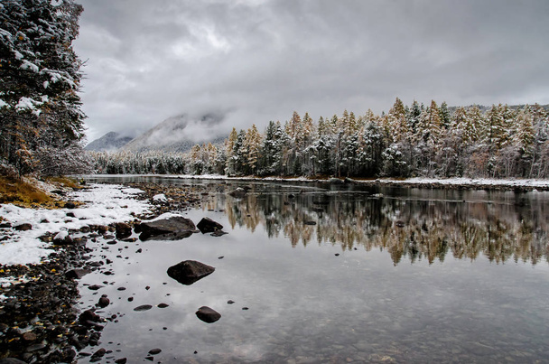 Horské jezero Froliha, borovice a kameny se sněhem na zrcadlo jezera na podzim, Rusko, Sibiř, Buryatiya - Fotografie, Obrázek
