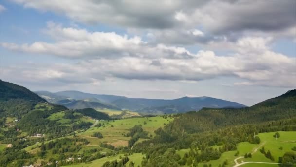 Letecká mraky táhnou nad krajinou zelený Les časová prodleva - Záběry, video