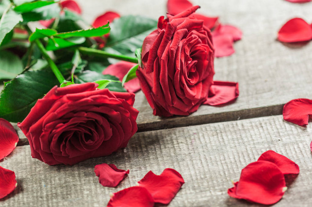 Roses and a hearts on wooden board, Valentines Day background - Φωτογραφία, εικόνα