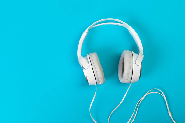 Headphones on blue background - Fotografie, Obrázek