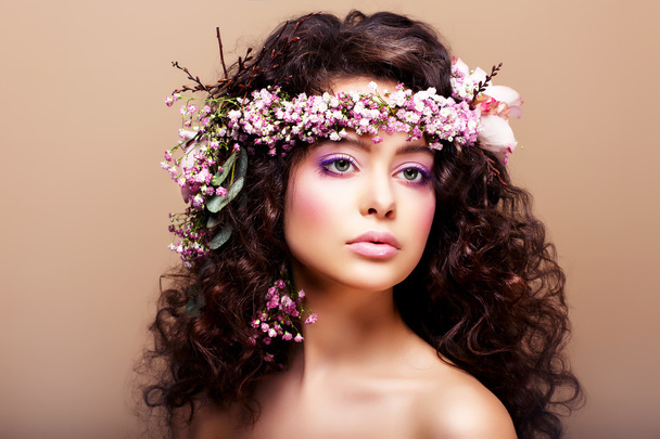 Luxuriant. Femininity. Fashion Model with Classic Wreath of Flowers - Foto, immagini