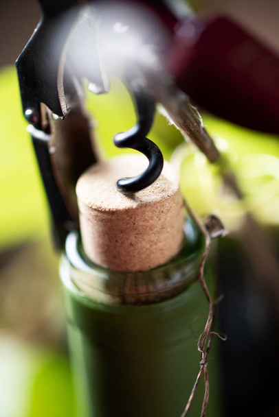Bouteille de liège et tire-bouchon à vin sur table en bois
 - Photo, image