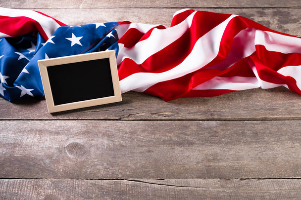 Amerikan bayrağı ile boş tebeşir tahtası - Fotoğraf, Görsel