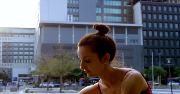 Close-up of female ballet dancer performing on pavement in the city 4k - Materiał filmowy, wideo